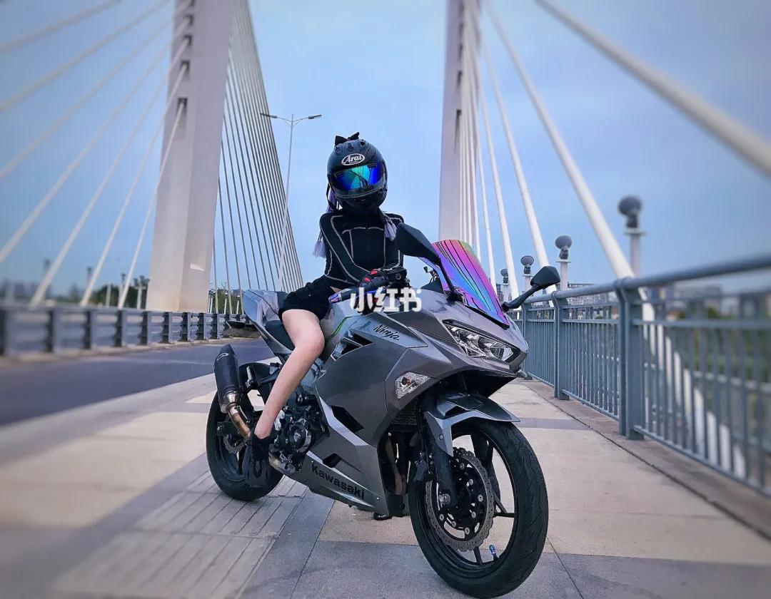 小姐姐骑川崎ninja650,小姐姐骑川崎ninja400摩托车
