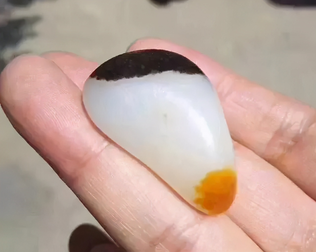 新疆白玉和和田玉哪个好些,乌鲁木齐中疆和田玉