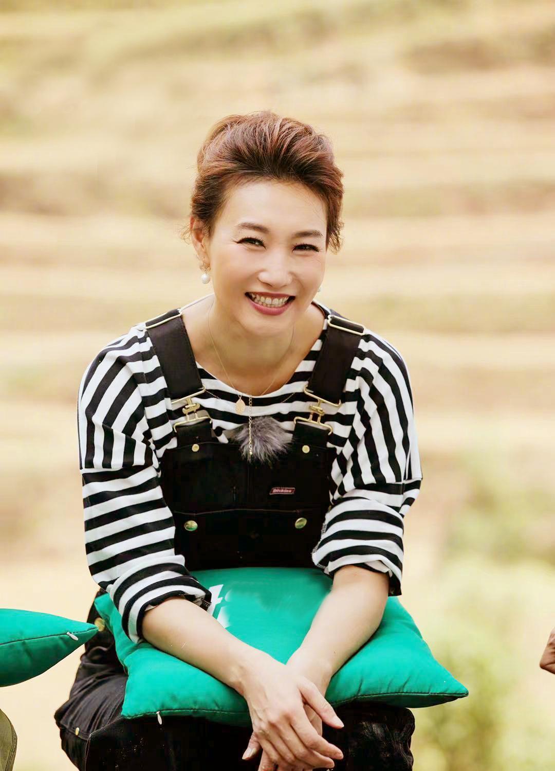 新闻联播播音员李梓萌个人简介,央视新闻主播李梓萌