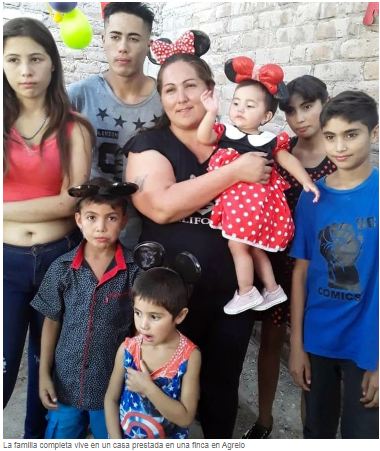 贫穷并不能限制梦想！阿根廷男孩用“泥土作画”完成作业感动众人