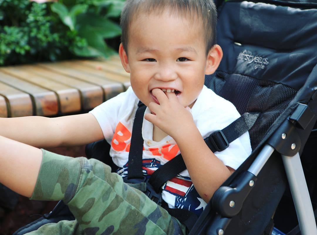 美国网红领养中国残障男孩，疯狂吸血赚钱后就无情抛弃？