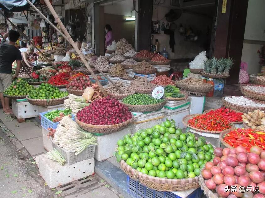 越南老兵重回当年战斗过的洞穴 (越南老兵回忆丛林战争)