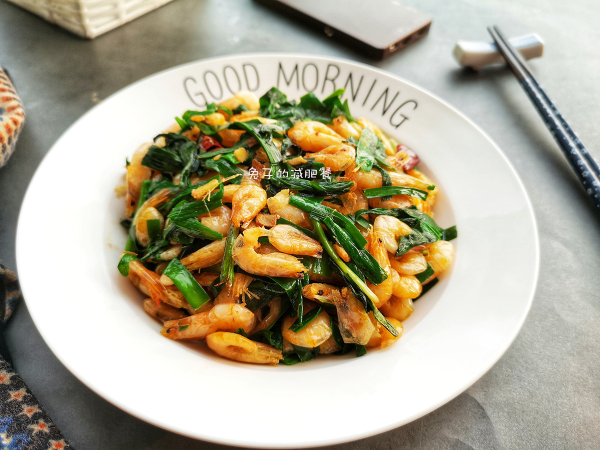 春天的紫根韭菜好吃不贵，和小虾炒一炒，比带鱼鲜，老爸的下酒菜