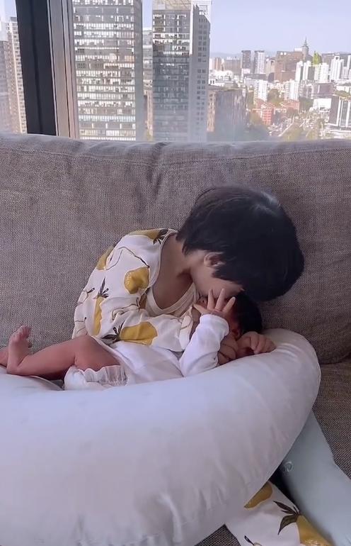 姜潮抱娃,姜潮抱儿子