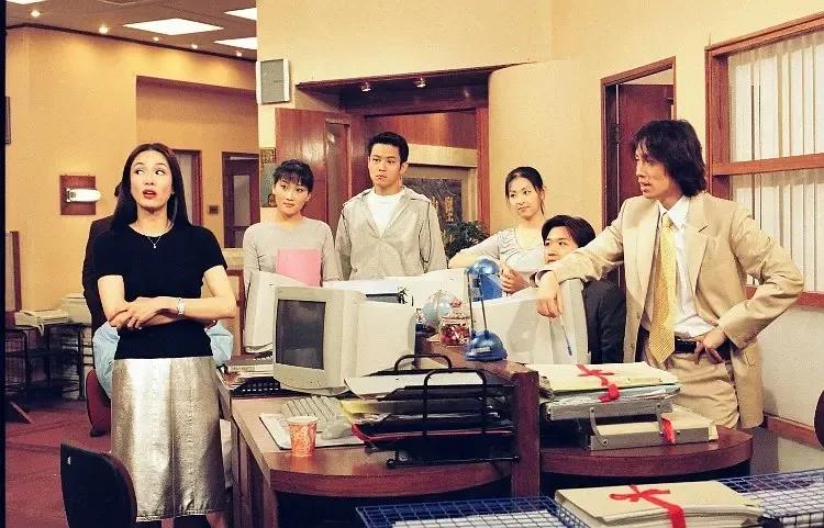 还记得2000年拿下黄子华的中环女律师MissMo穿过什么吗？