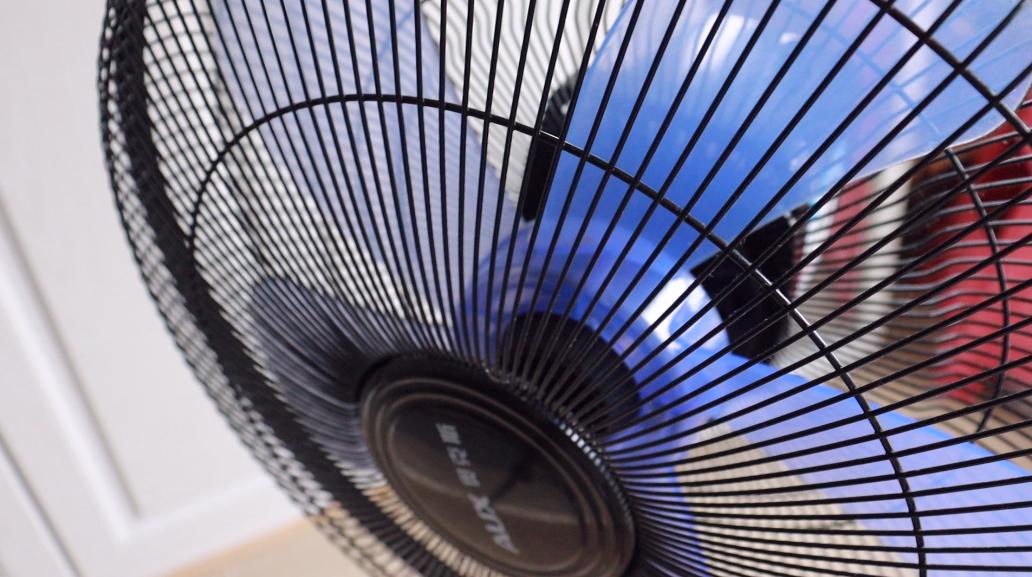 风扇上灰怎么清理,为什么电风扇的扇叶上容易积累灰