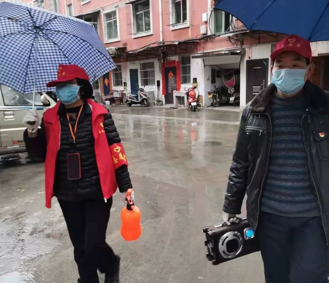 抗疫一线*党**旗红——*党**群一心“社区是堡垒,家家都参战”