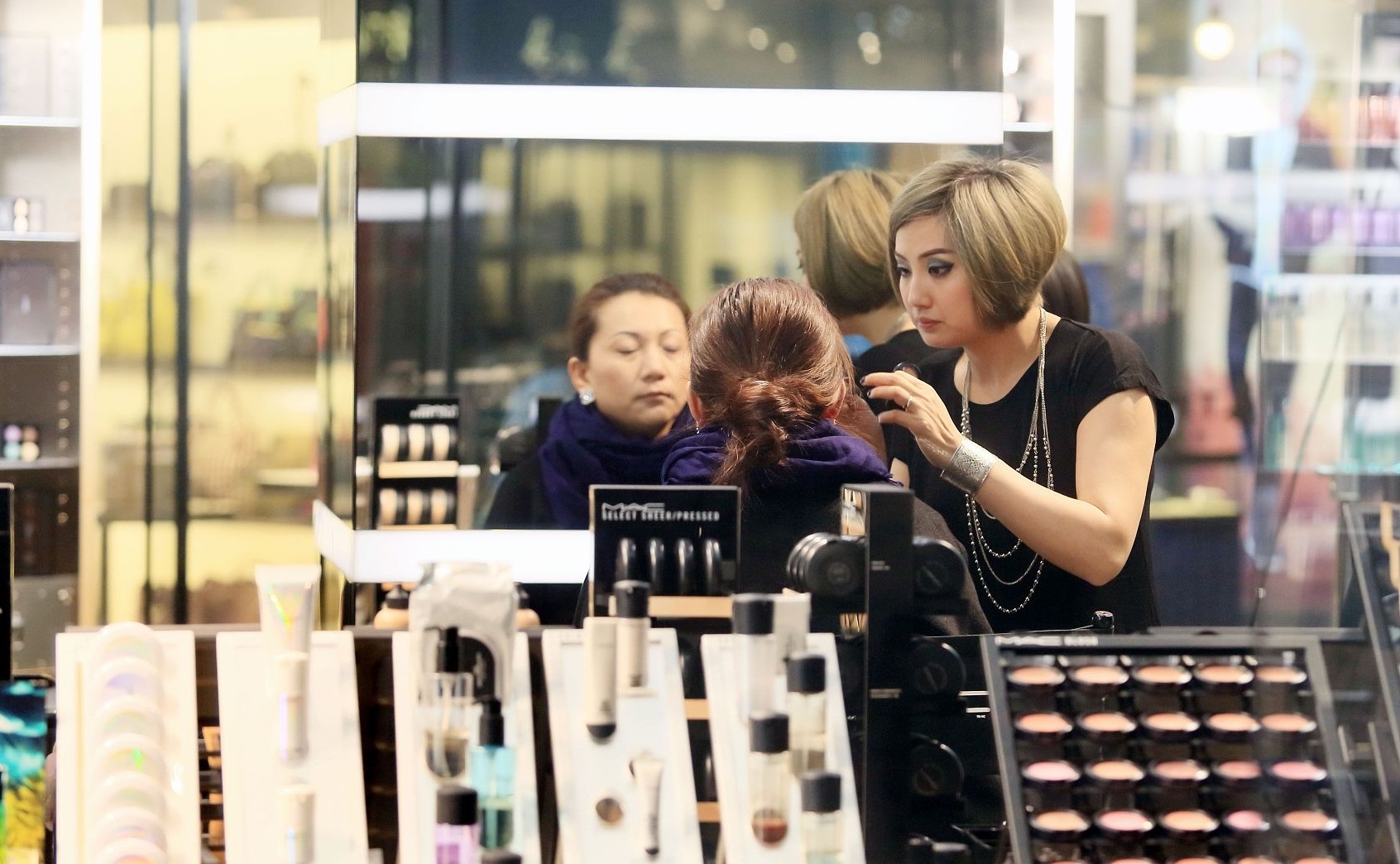 淡季化妆品店怎么吸引顾客,化妆品店怎么经营才能更好