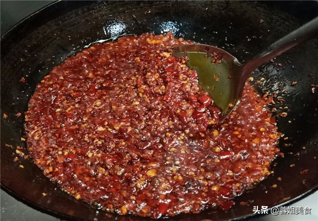 香辣香菇酱纯手工熬制,香菇酱的制作方法厨师秀