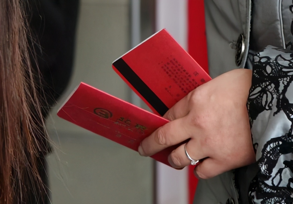 家中老人去世银行存款怎么取出来,老人去世后银行有存款该怎么取