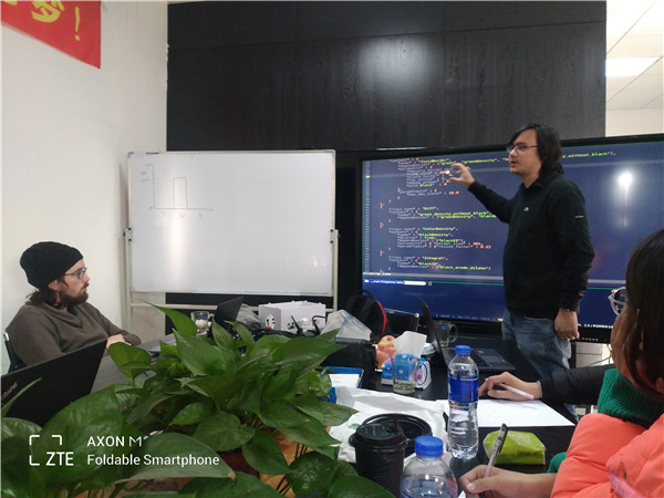 法国波尔多大学专家为我校类人足球机器人团队做技术指导