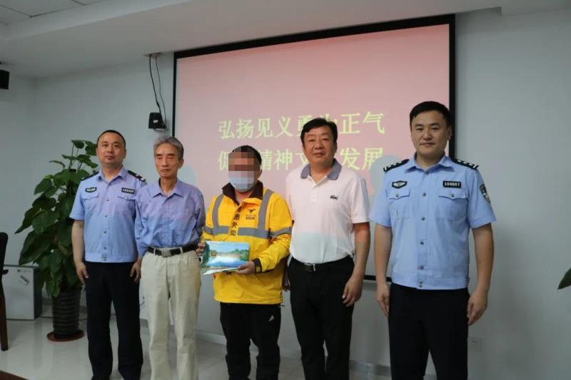 外卖员深夜频繁接到跑腿订单岂料竟是*品毒**交易扬州广陵警方捣毁一非法生产销售“笑气”产业链