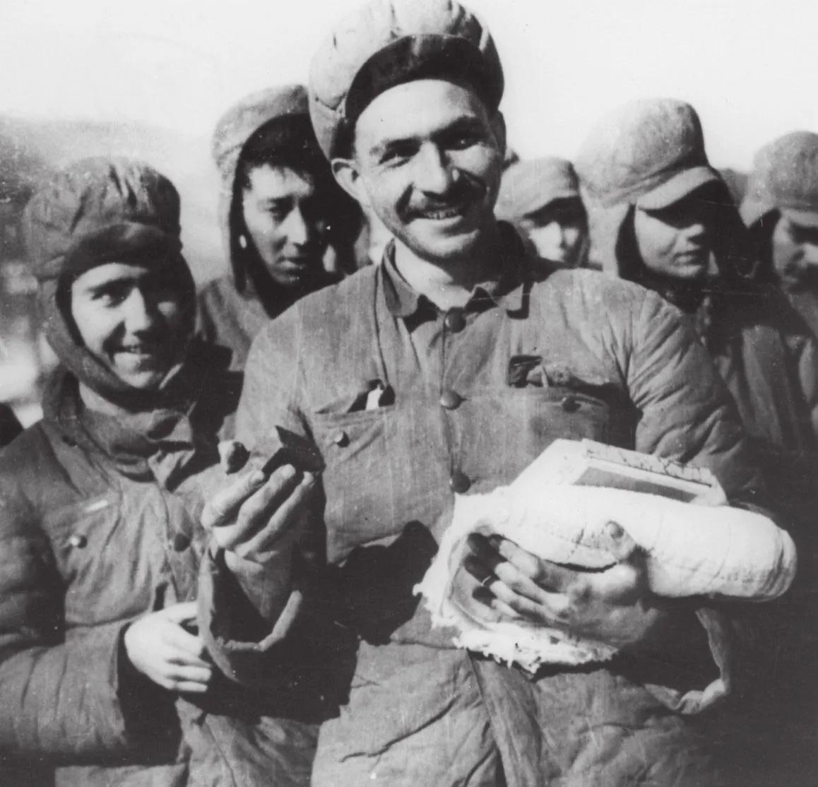 圣诞晚会上，碧潼战俘营的“联合国军”战俘们高呼：志愿军万岁