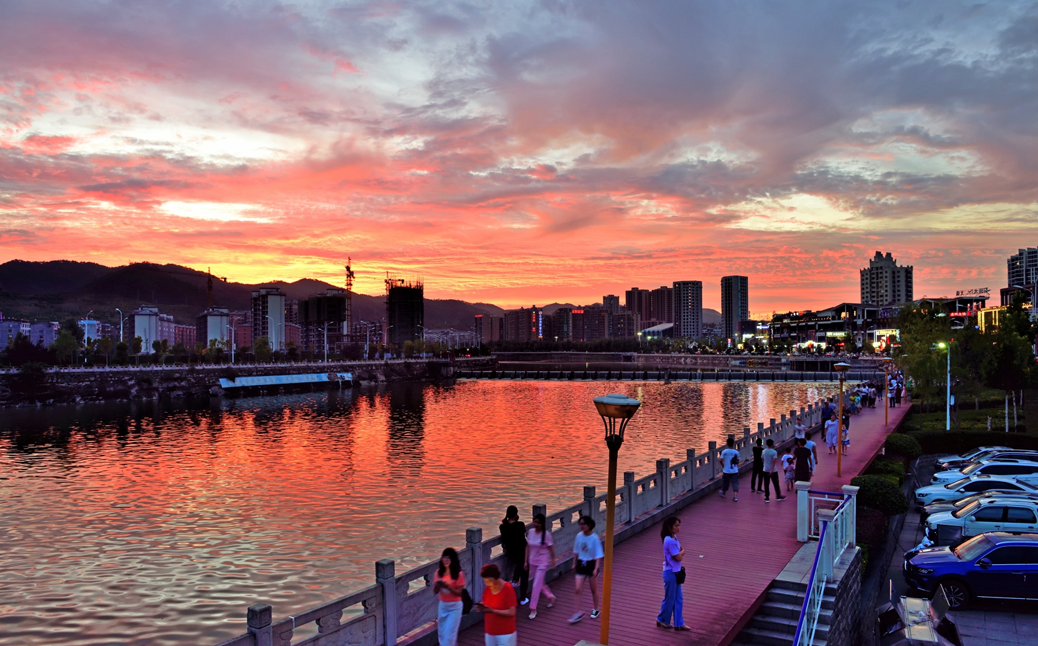 郧西七夕广场夜景牛郎织女,天上七夕人间郧西