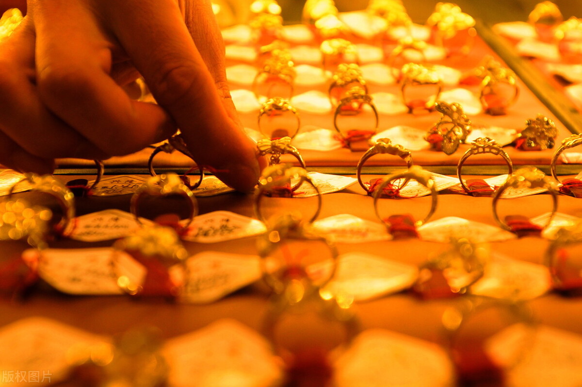 为何穿裘皮大衣的人少了,为啥冬天穿皮衣人少了