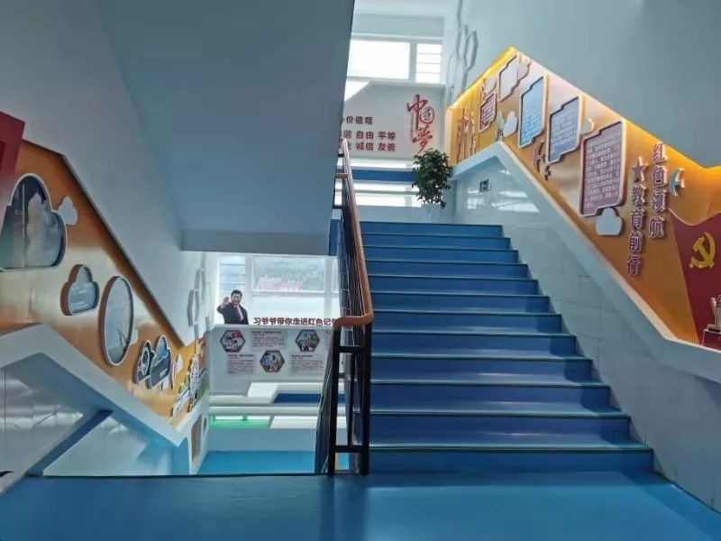 迎国庆街景,迎接国庆换上崭新的国旗