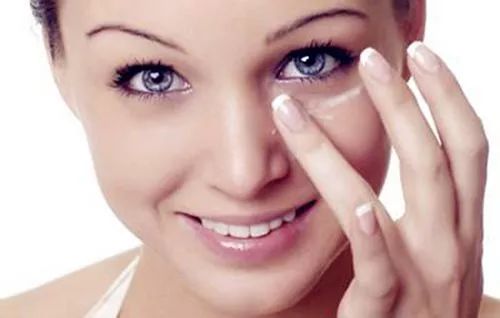 怎样抑制眼部黑眼圈,黑眼圈太重怎么消除女士