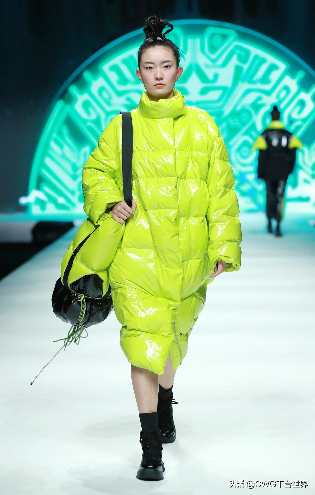 亦帛时尚羽绒服是品牌吗,亦帛时尚2021冬羽绒服发布会