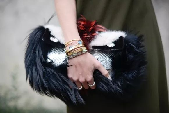 cartier手镯旧版,cartier手镯在国内和国外的价格