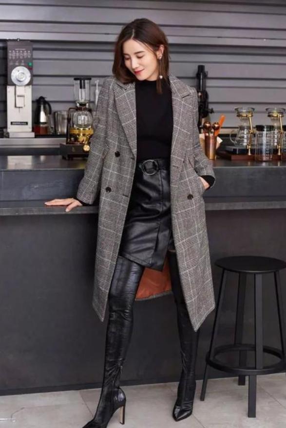 秋冬别总穿裤子了,今年流行“大衣+皮裙”,时髦显贵还很保暖