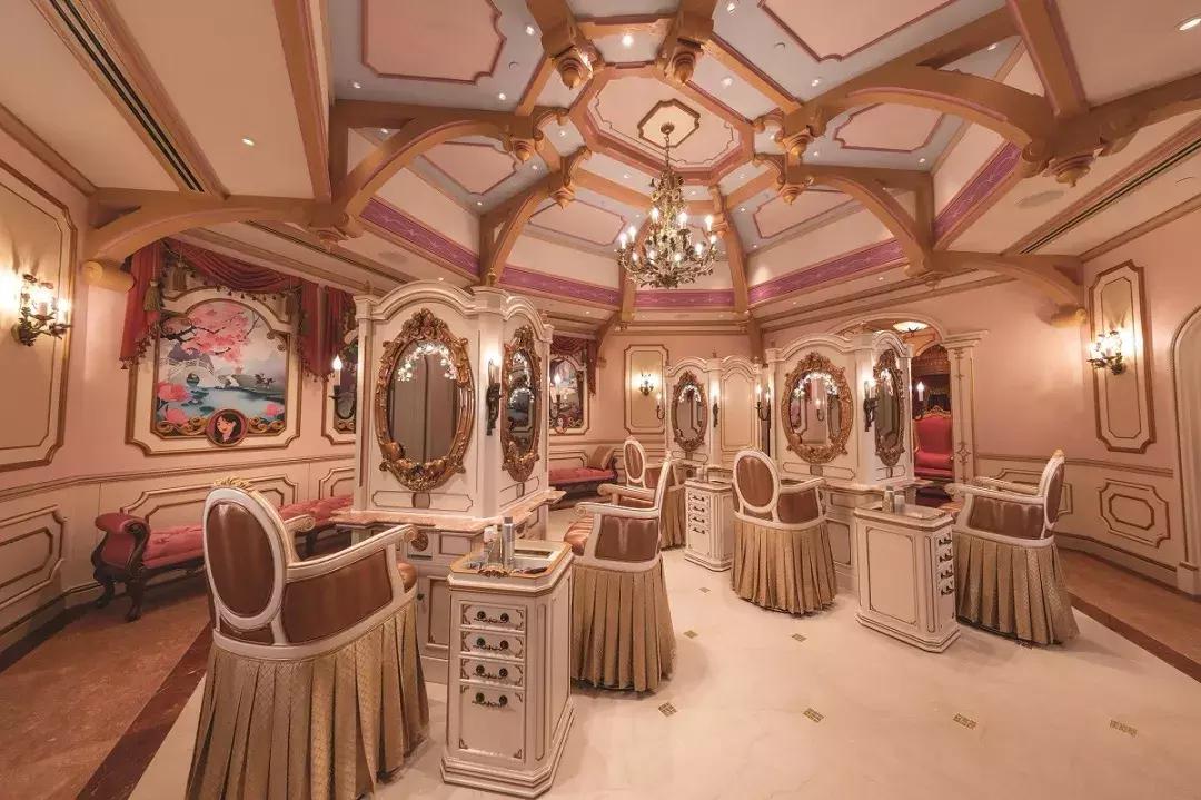 让全家人流连忘返的香港迪士尼，到底有什么魔力？