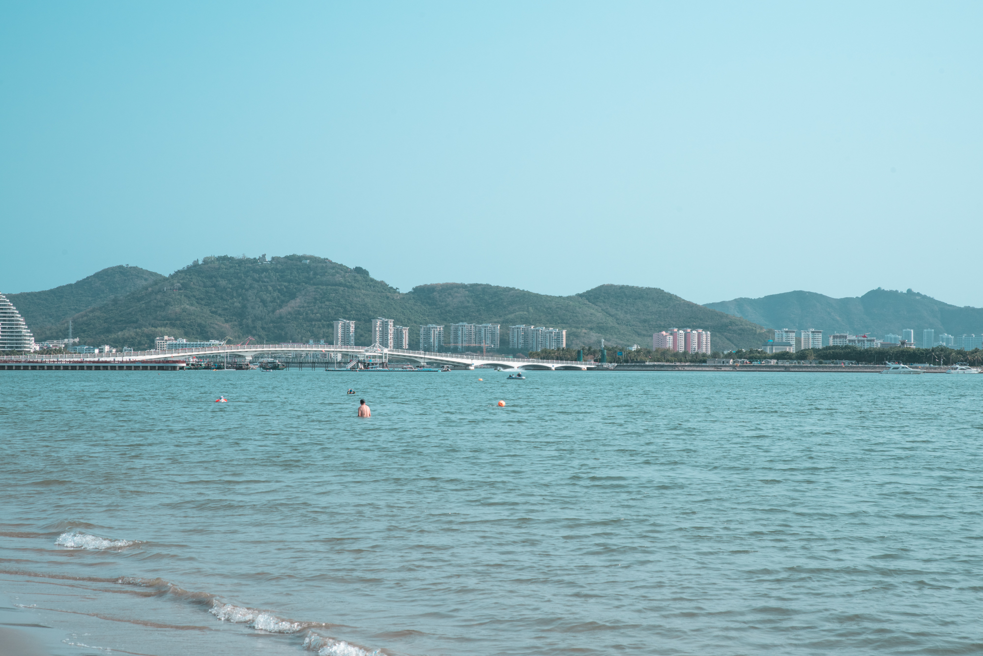 三亚的三亚湾风景如何,三亚市三亚湾海滩状况如何