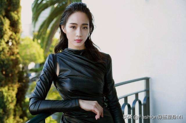 张钧甯皮衣机场照 (张钧甯身穿黑色皮衣)