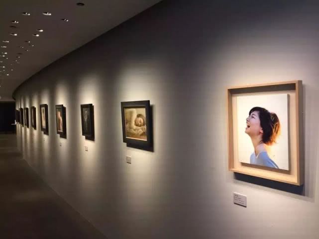 他画了个水中少女,被机器人识别为照片,放大十倍后,专家安静了