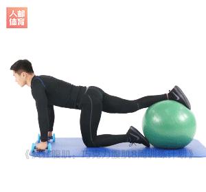 1个瑜伽垫练出腹肌,1个瑜伽球4个动作练爆你的腹肌