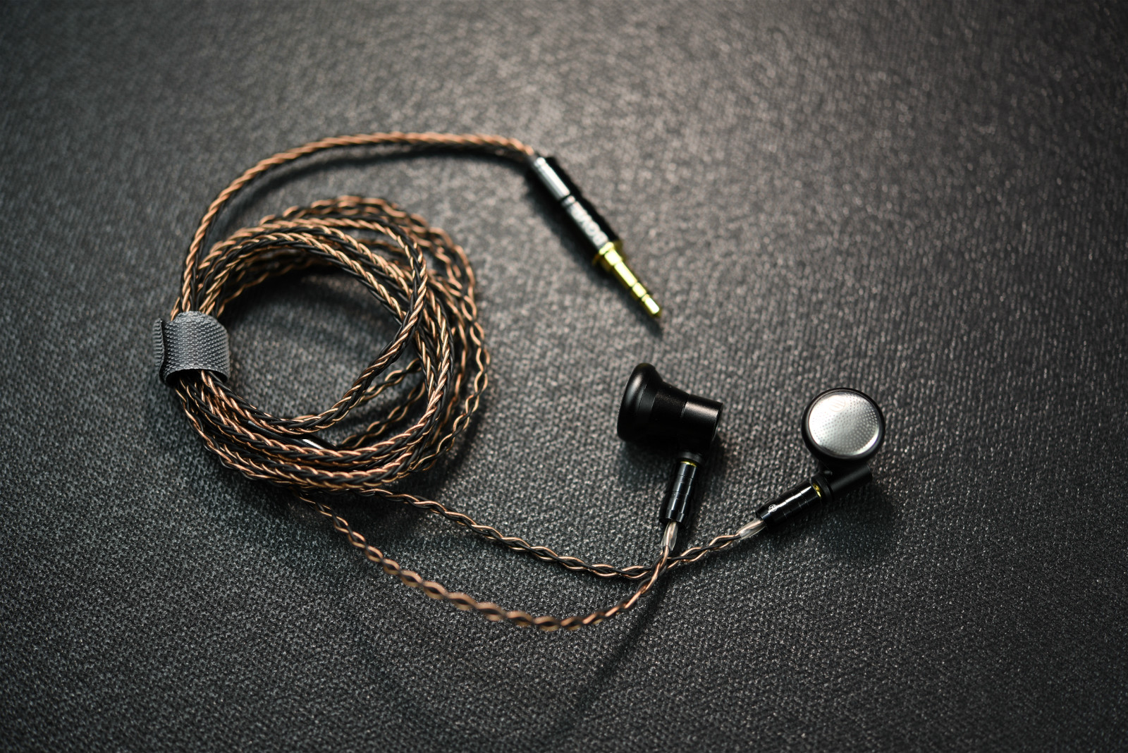 同等价位平头塞和圈铁耳机哪个好,手机直推平头塞耳机推荐