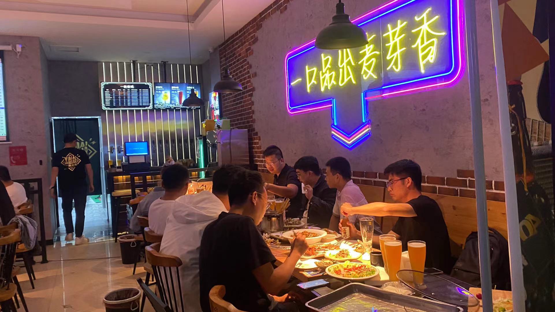 英豪精酿小酒馆加盟,武汉黑蔓精酿小酒馆加盟