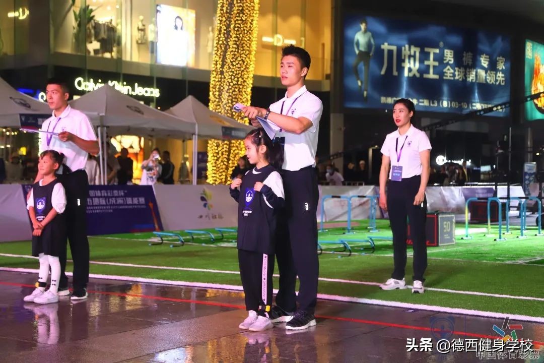 燃爆体能赛现场的，除了爆燃的体能咖，还有德西这支神秘的队伍