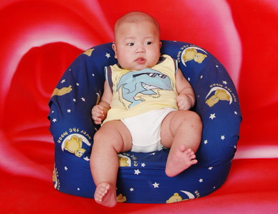 农村家庭办满月酒的“三大习俗”祭祖报喜是首要，必备红鸡蛋