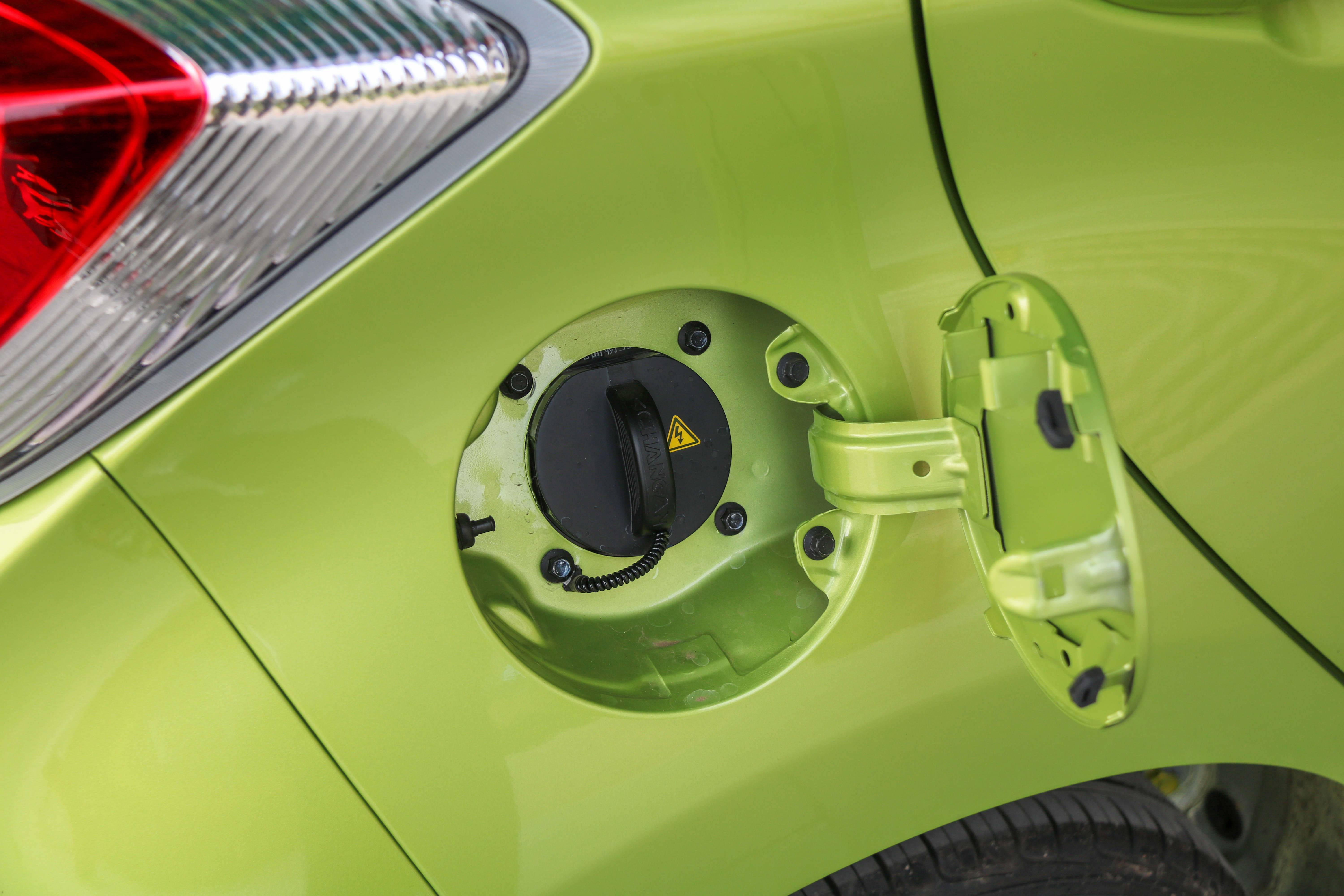 后备箱只放一只鞋,后备箱球鞋