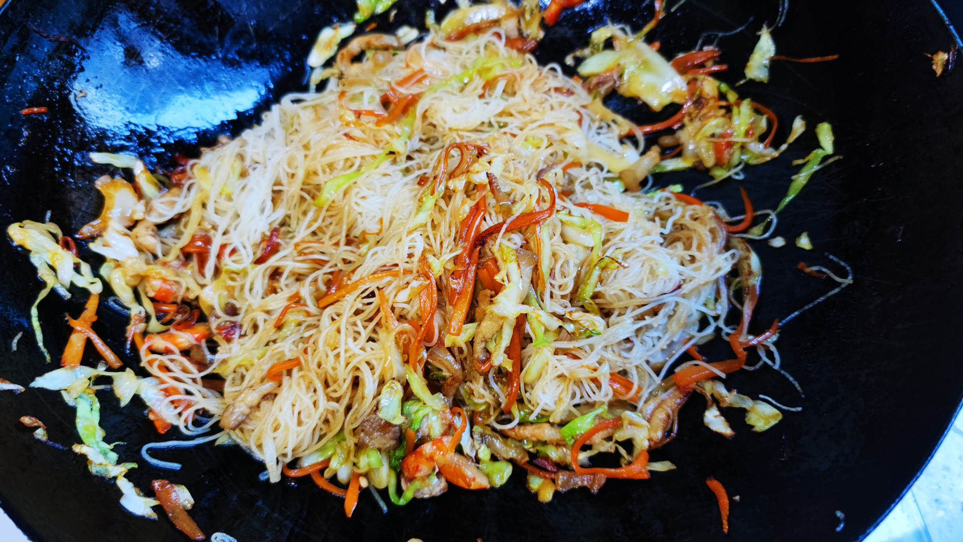 炒米线怎么不成一坨不粘锅,如何炒米线松散不粘锅