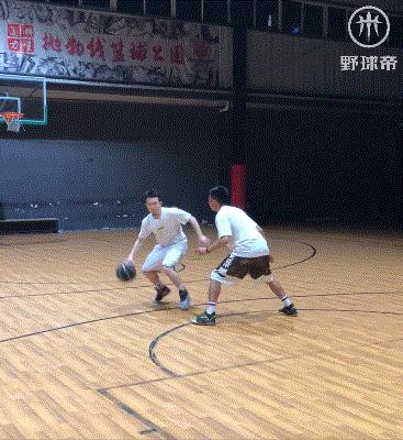 小个子面对防守紧逼怎么办,小个子防不住篮下怎么办