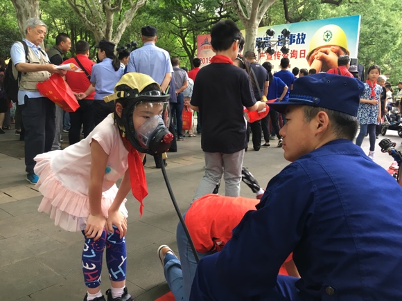 如何安全破窗,怎么紧急破窗逃生