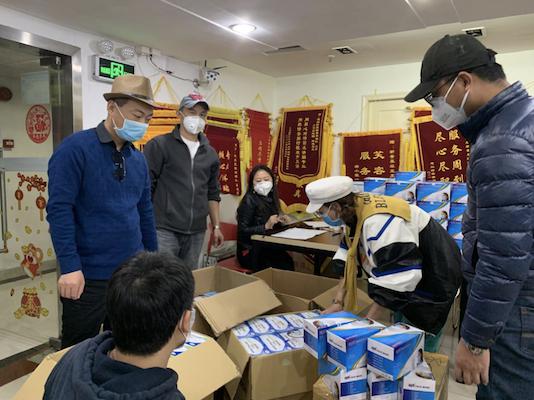 深晚报道|“最美代购”！深圳导游领队海外带回25万个口罩支援战“疫”