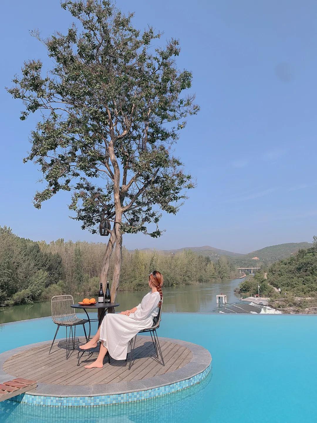 神仙眷侣辞掉高薪工作，爆改废弃山谷，造无边恒温泡池，全景树屋