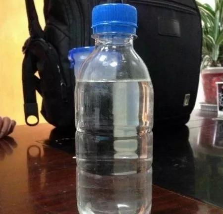 100度开水冲奶粉喂孩子,年轻父母给婴儿开水冲奶粉