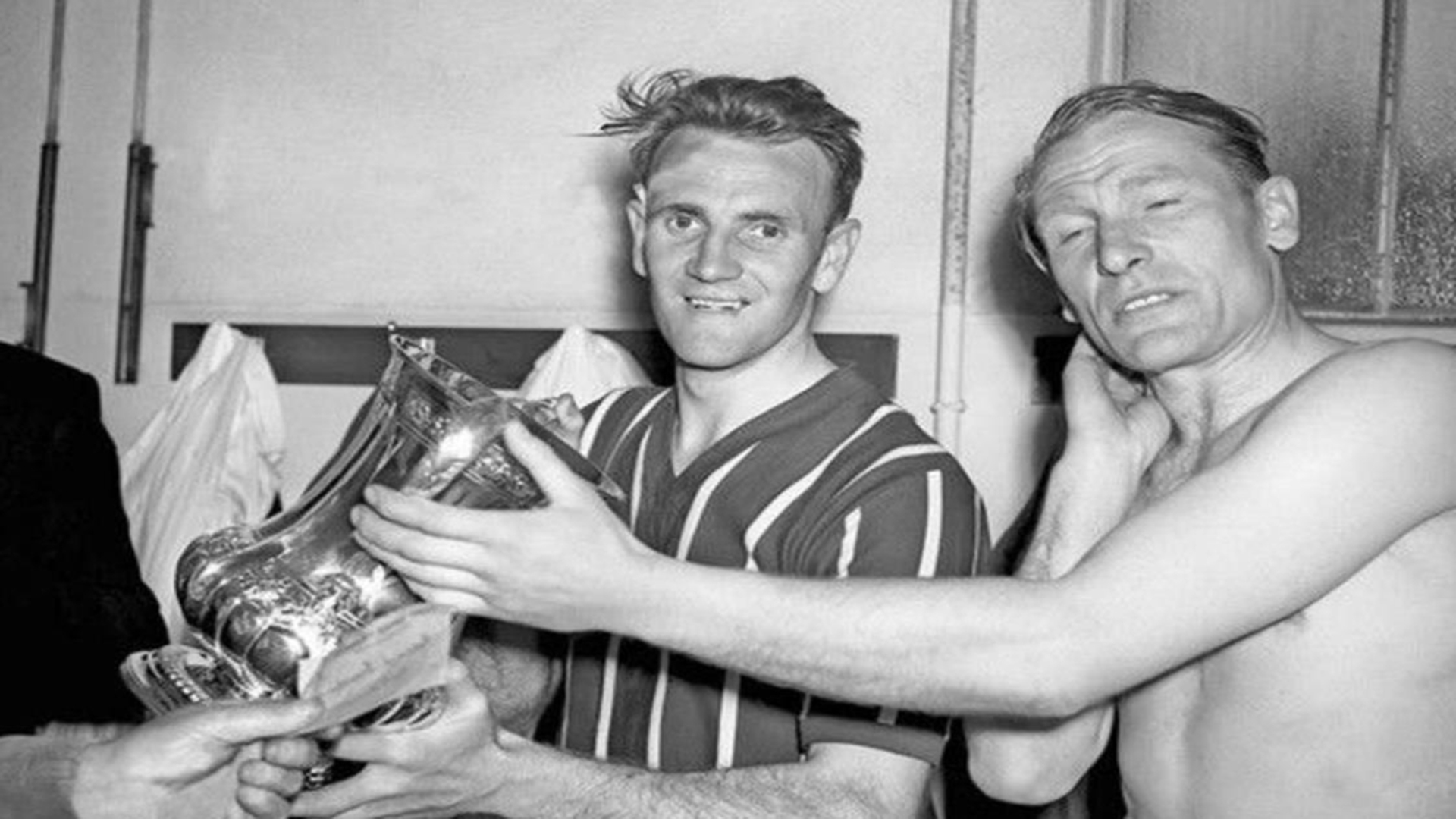 从普通纳粹伞兵,变成球场上的传奇门将,特劳特曼的别样人生