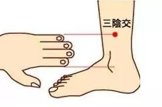 脚后跟干裂小腿皮肤干裂咋回事,脚后跟角质干裂图片