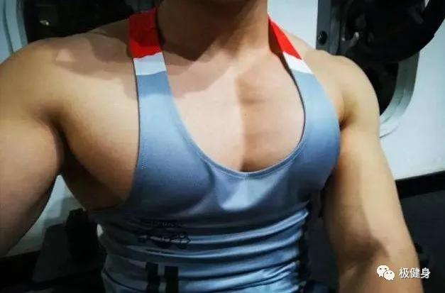 穿衣服撑不起来是骨架小吗,胸肌锻炼多久能穿衣有型