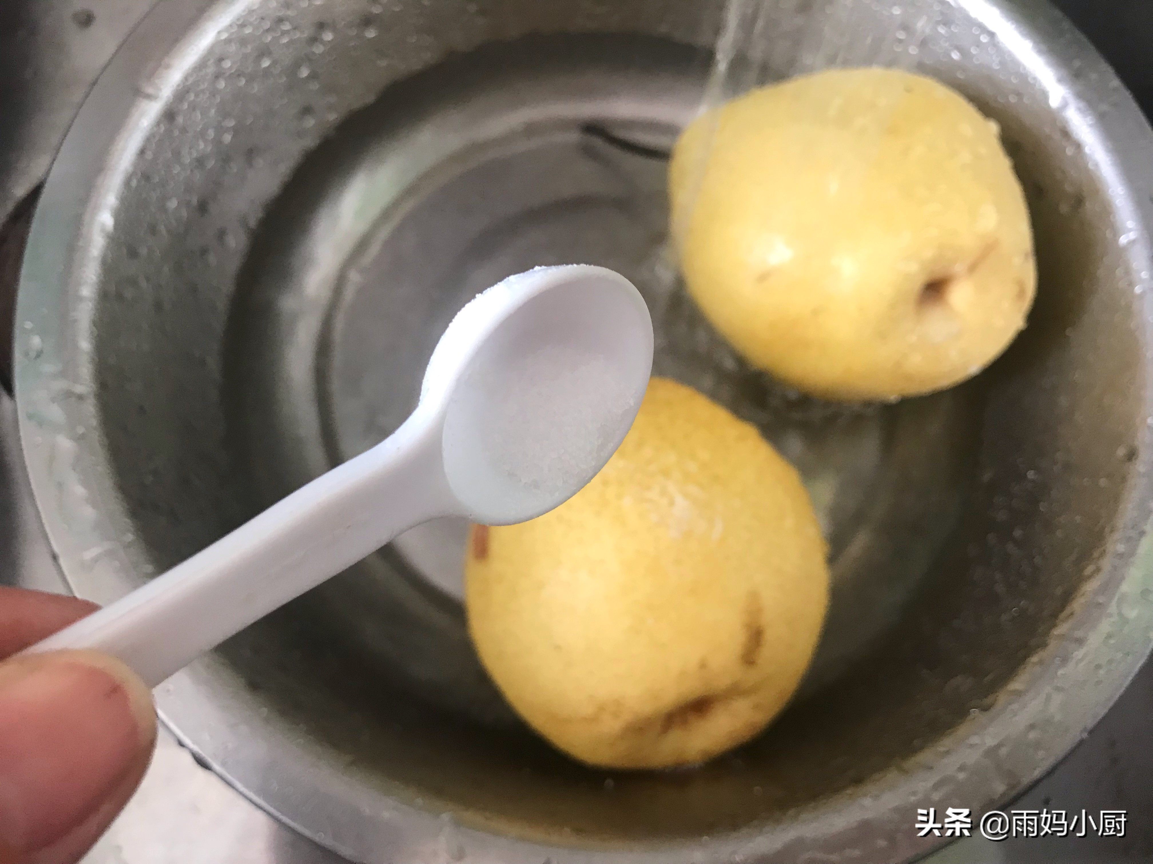 白糖雪梨的正确做法润肺止咳,用雪梨和冰糖做棒棒糖