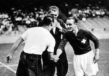 世界上足球比赛十大乌龙球视频,足球场上最匪夷所思的7大事件