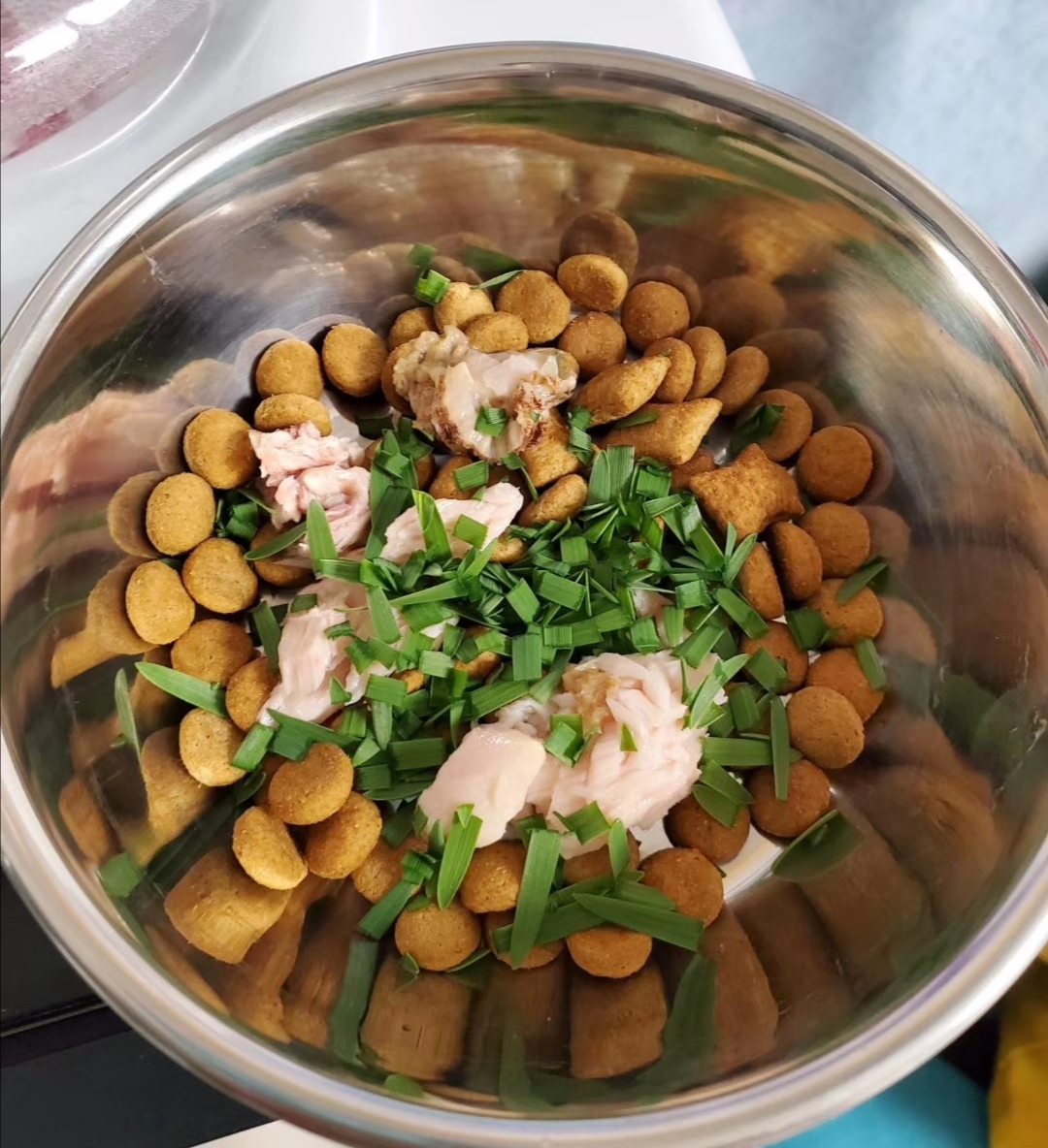 化毛膏和猫草棒的区别,猫咪吃完化毛膏呕吐是什么原因