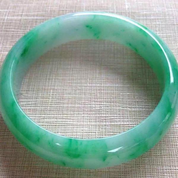 细糯种翡翠牌子大概多少钱,翡翠手镯冰糯种和细糯种价格