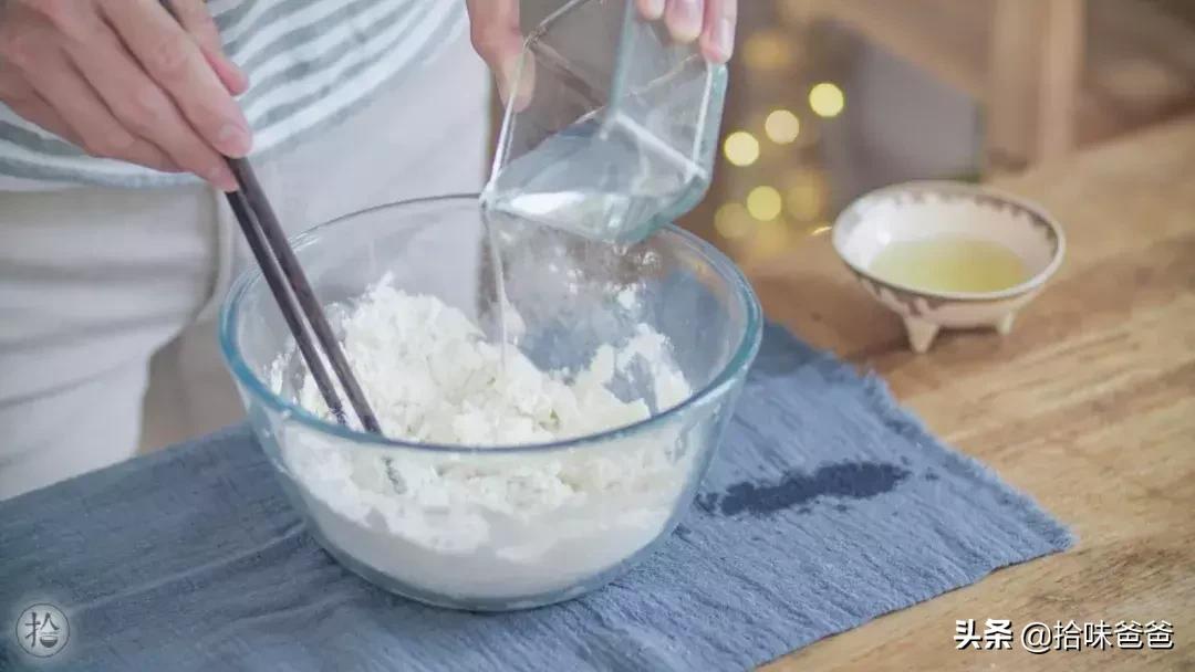 在家也可以做出酥脆的绿豆饼了,在家自制酥皮冰绿豆饼不用烤箱