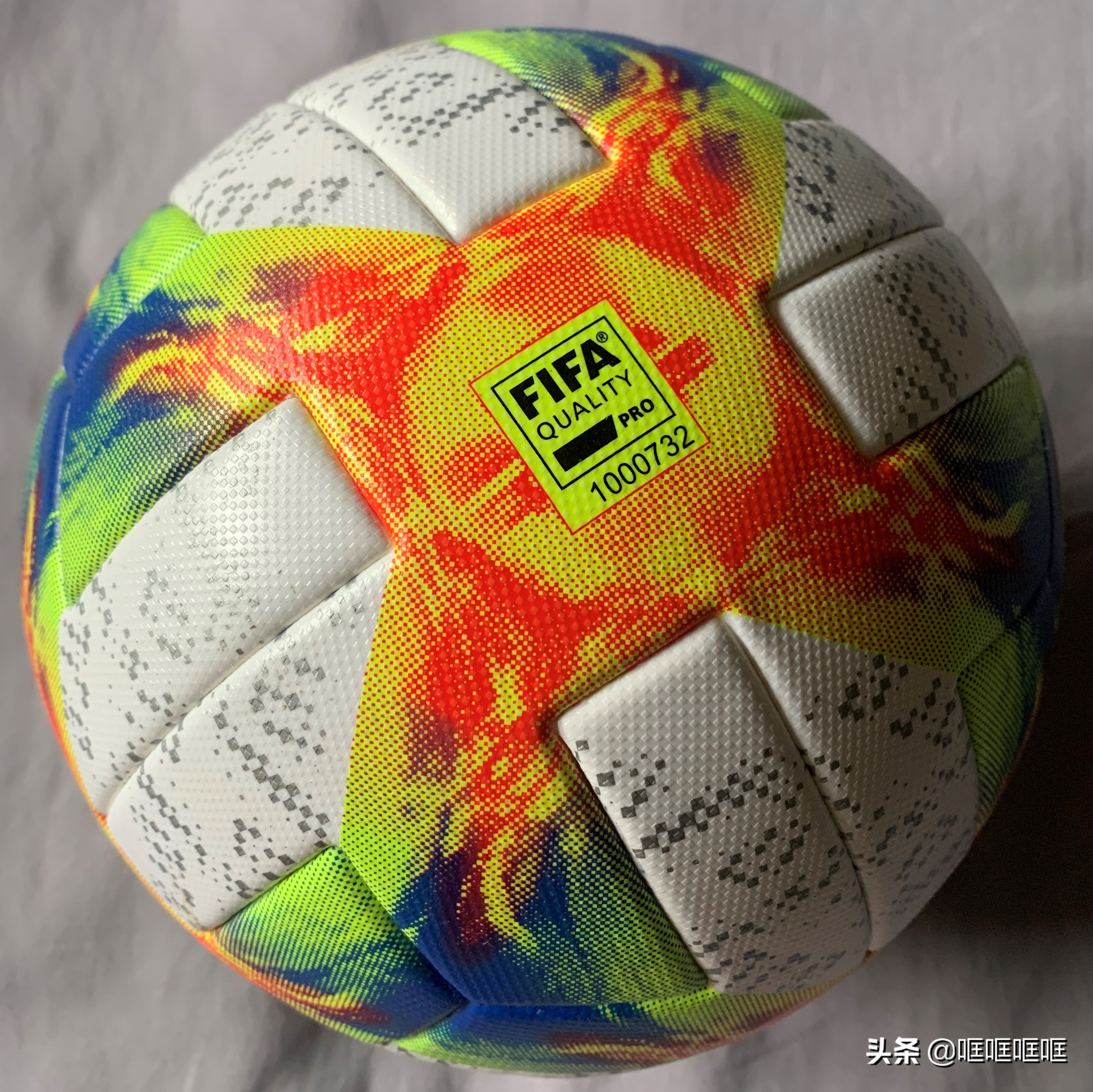 阿迪达斯最新款足球,第一个阿迪达斯