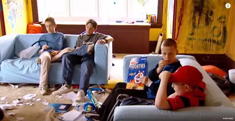 没有大人管的小孩子,没有大人管的孩子